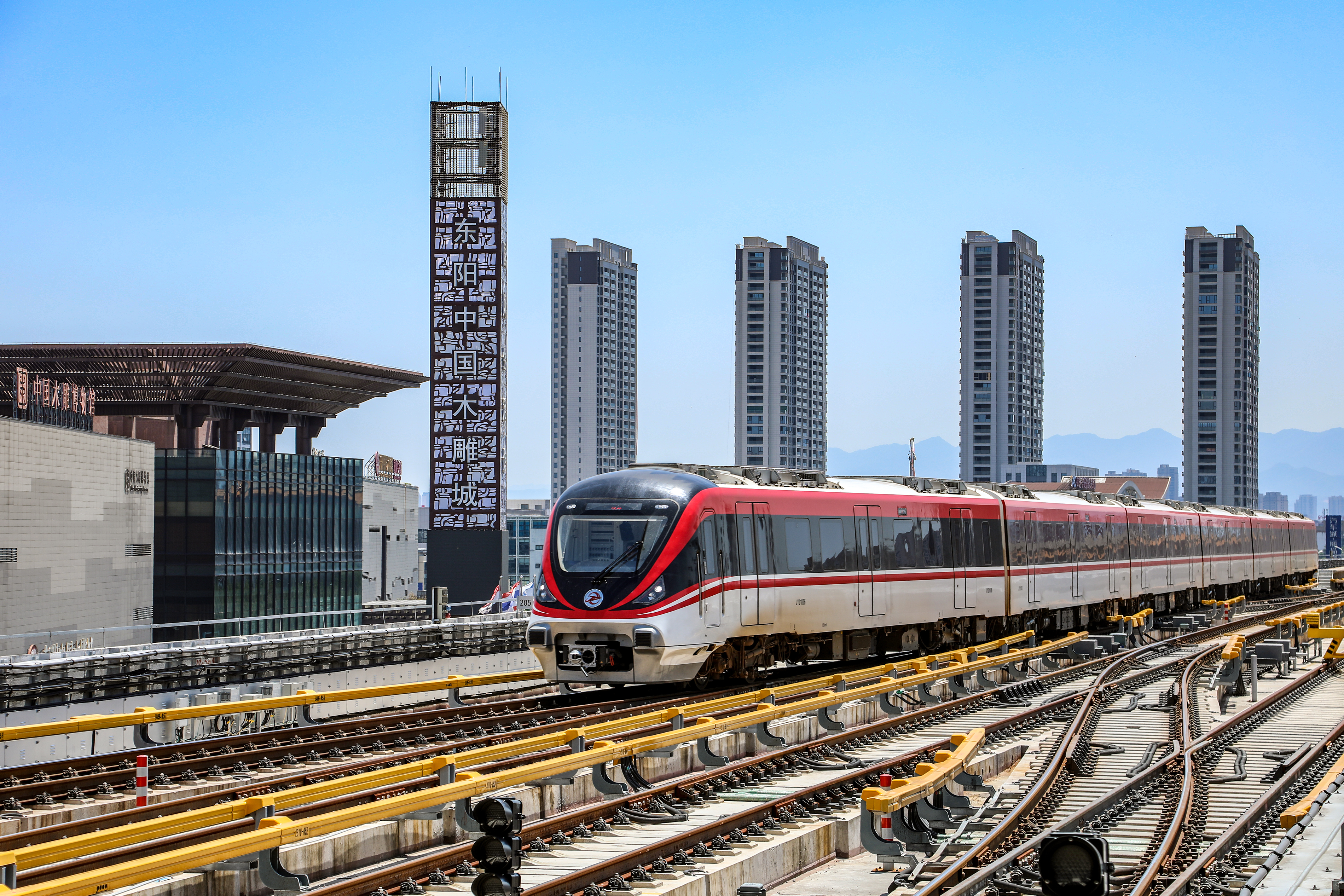 電動客車開進中國木雕城 攝于木雕城站 趙光錠.jpg